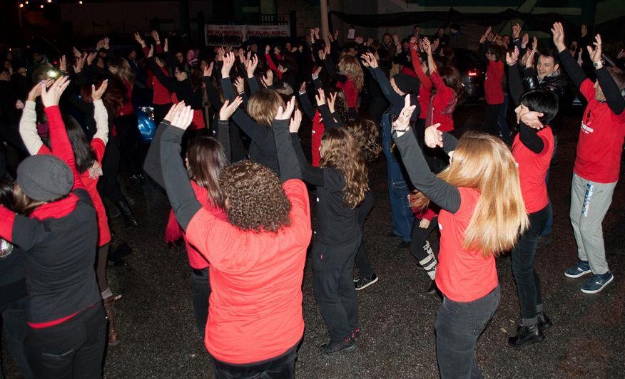 Oleggio partecipa a One Billion Rising 2026: flashmob e mostra al museo per combattere la violenza sulle donne