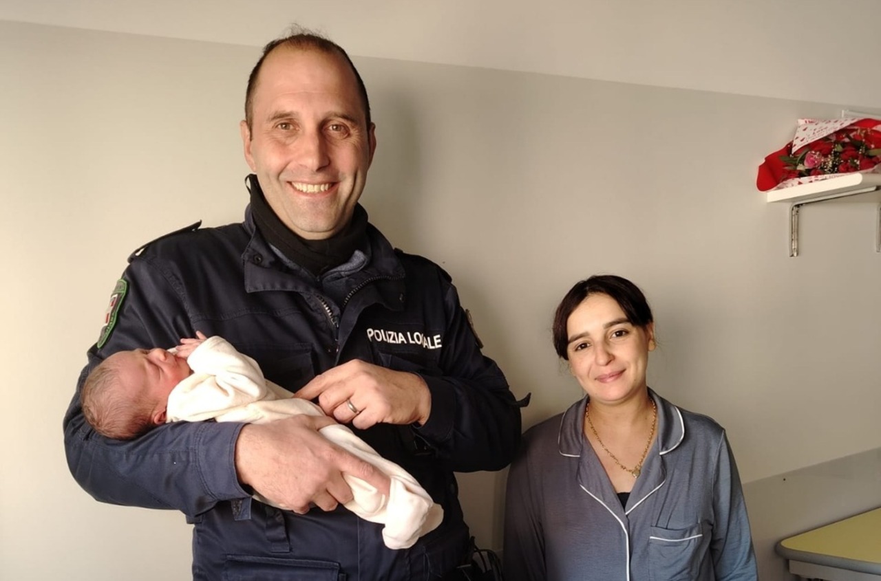 Parto in auto scortato dalla Polizia Locale: nasce Yasser a Novara