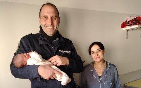 Parto in auto scortato dalla Polizia Locale: nasce Yasser a Novara