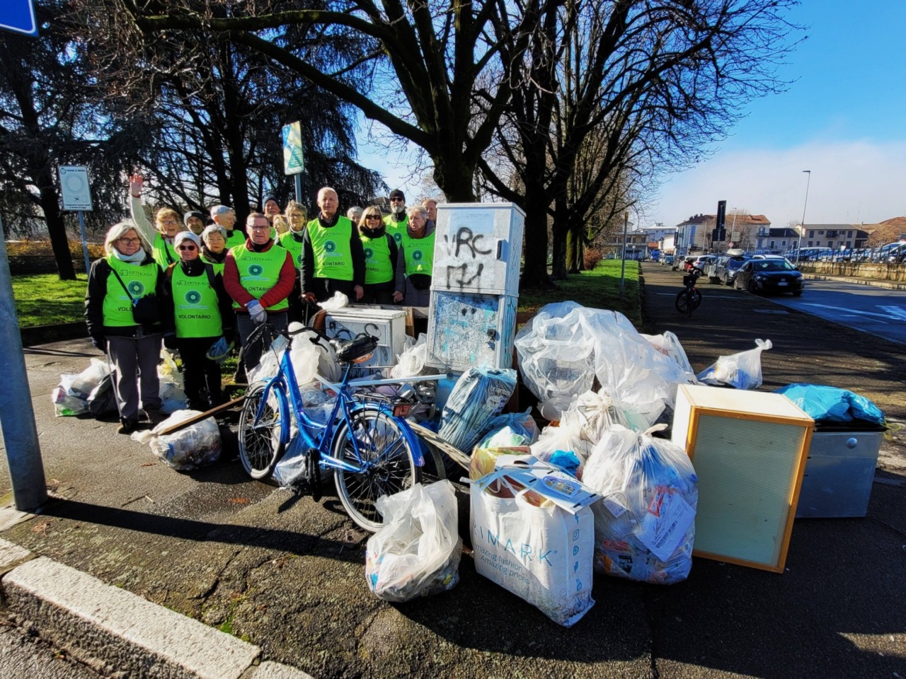 Scoperta discarica abusiva nelle campagne di Sant’Andrea: oggetti di ogni genere abbandonati