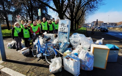 Scoperta discarica abusiva nelle campagne di Sant’Andrea: oggetti di ogni genere abbandonati