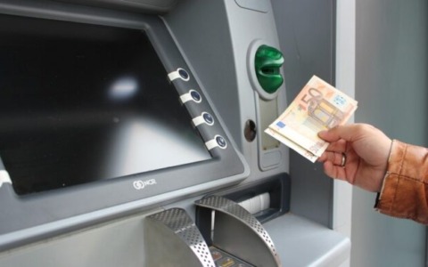 Tentativo di rapina al bancomat a Novara: 86enne ferma il ladro