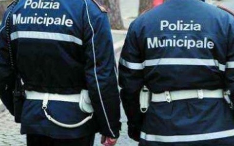 34enne inghiotte involucri di droga dopo colluttazione con la Polizia Locale