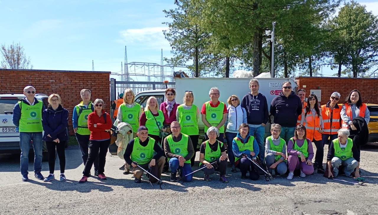 900 chili di rifiuti rimossi in via Pietro Generali da Assa e Novara Green