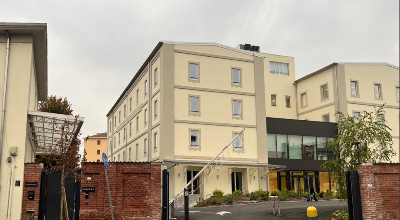 Alexander McQueen in difficoltà: 38 licenziamenti a Novara