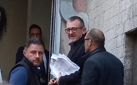 Andrea Delmastro a Novara: protesta per il referendum sulla Giustizia