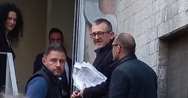 Andrea Delmastro a Novara: protesta per il referendum sulla Giustizia