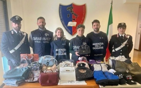 Controlli massivi a Novara: merce sospetta e lavoro irregolare in un negozio