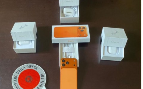 Due denunciati per tentata vendita di iPhone contraffatti a un carabiniere