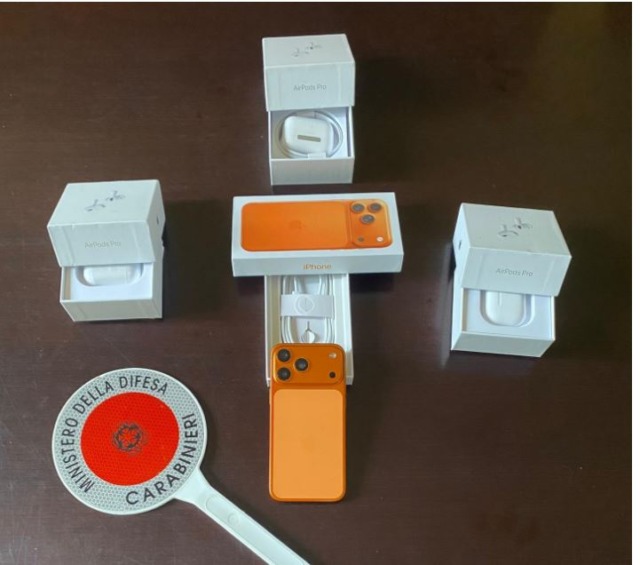 Due denunciati per tentata vendita di iPhone contraffatti a un carabiniere