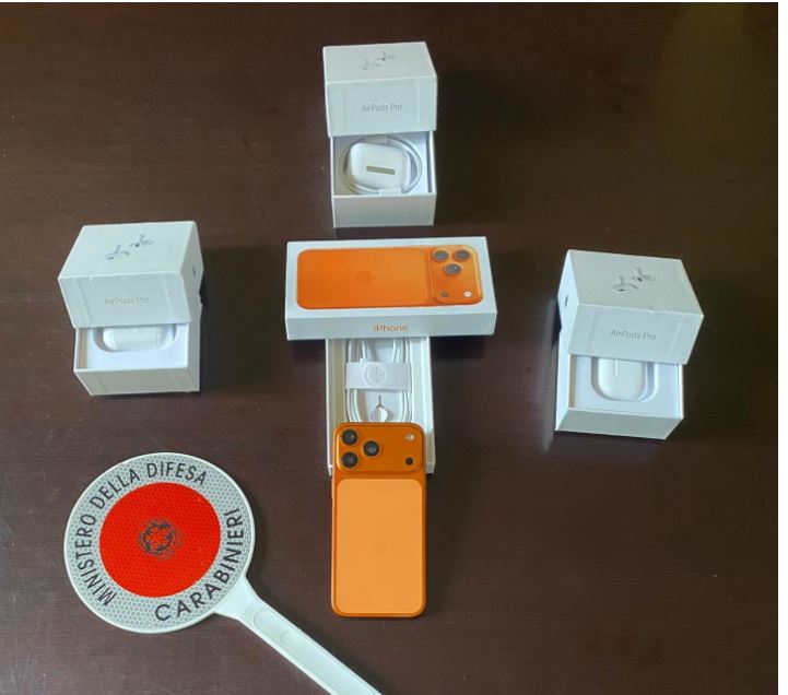 Due denunciati per tentata vendita di iPhone contraffatti a un carabiniere