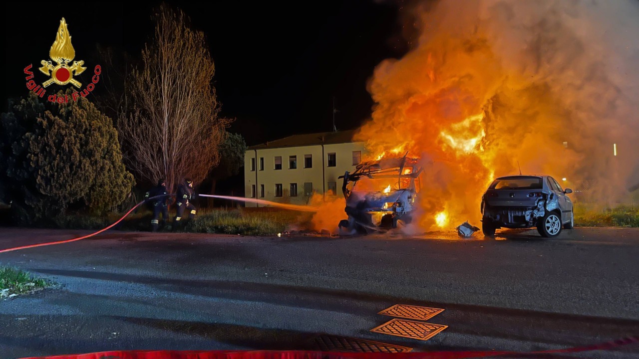 Incendio di un camper a Novara: intervento dei Vigili del fuoco