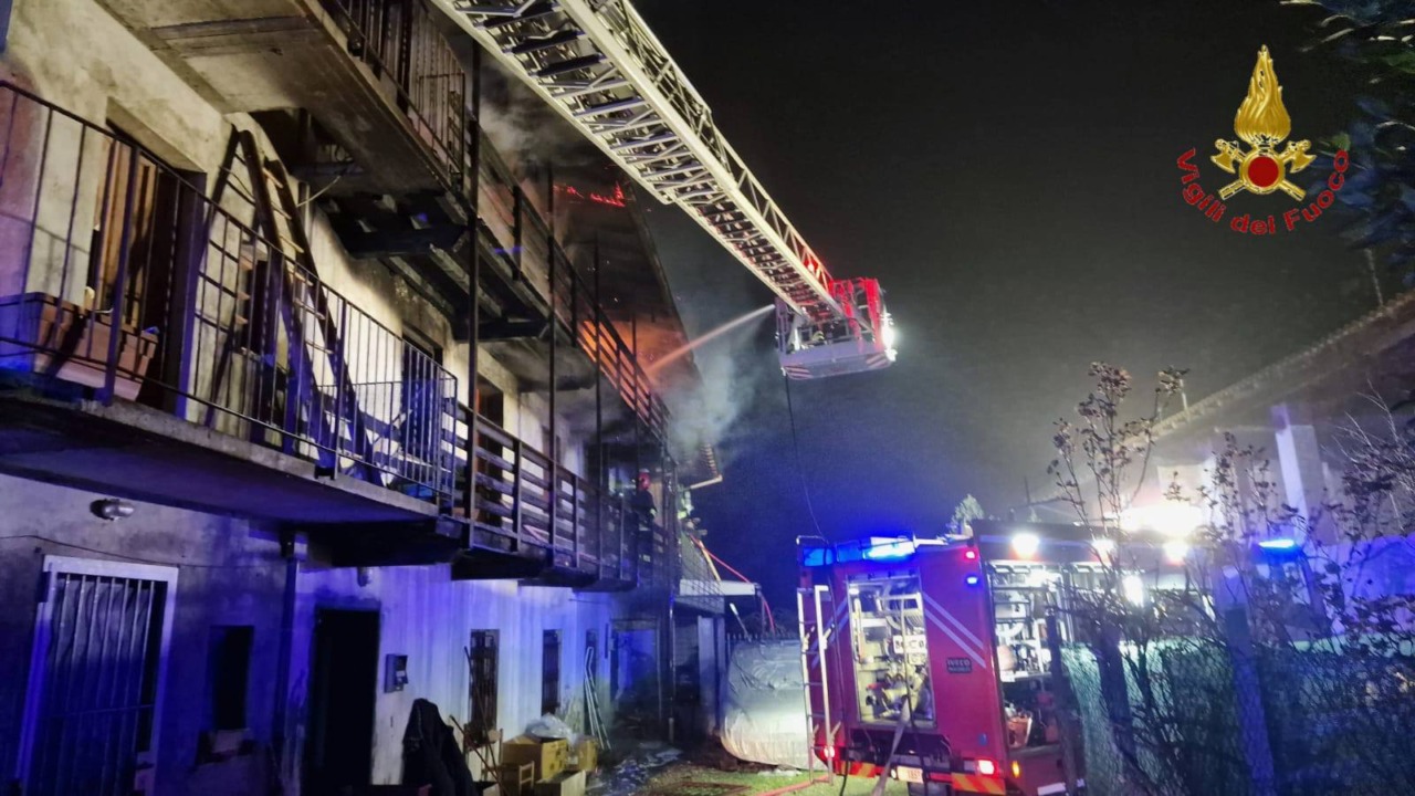 Incendio in un’abitazione a Oleggio: tre persone messe in salvo dai Vigili del fuoco