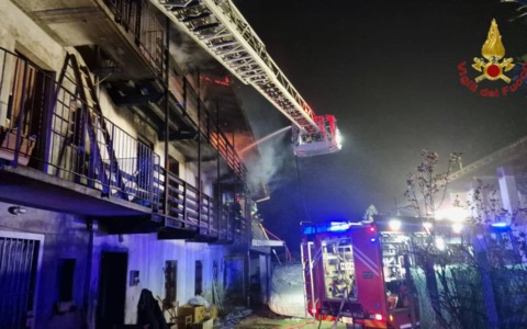 Incendio in un’abitazione a Oleggio: tre persone messe in salvo dai Vigili del fuoco
