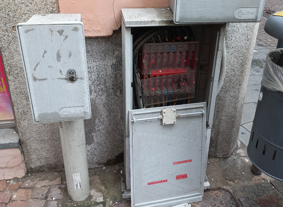 Interruzione notturna della corrente a Novara: si indaga su atti vandalici