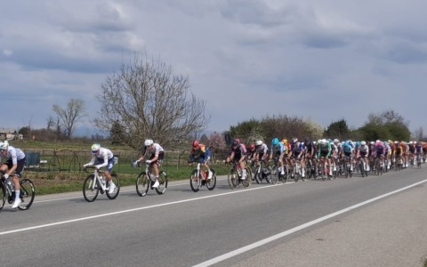 La Milano-Torino attraversa Trecate: trionfa Pidcock a Superga