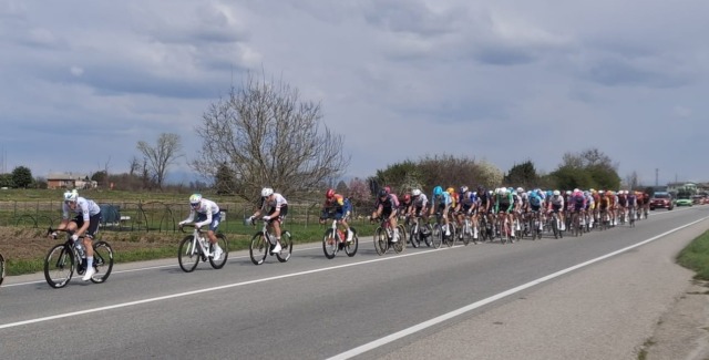 La Milano-Torino attraversa Trecate: trionfa Pidcock a Superga