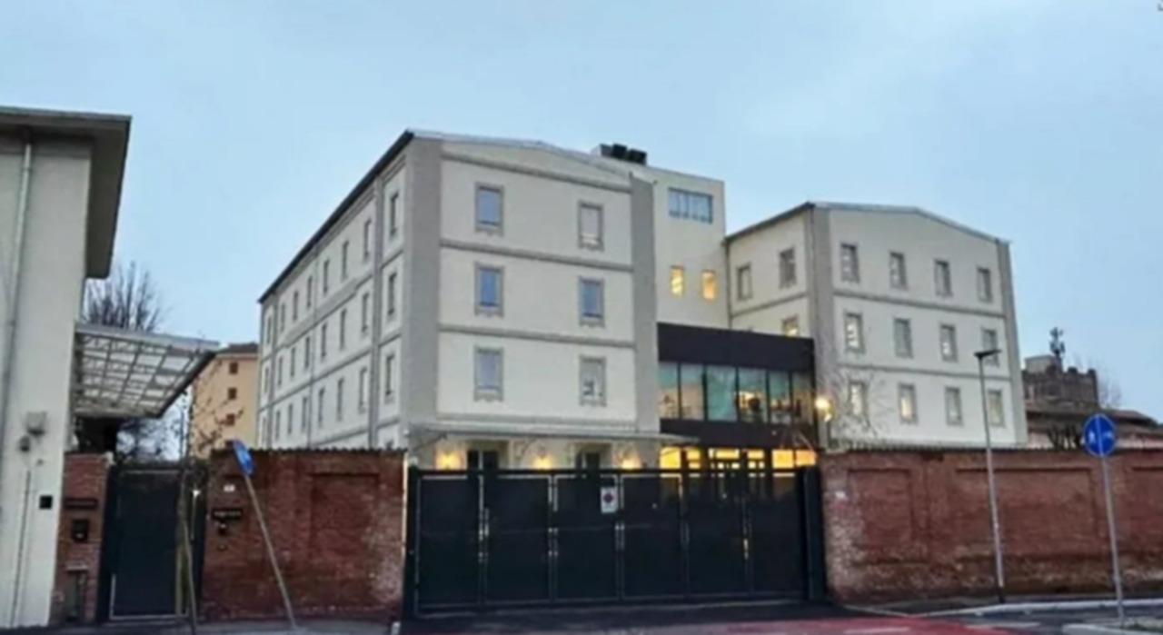 McQueen/Kering: Azione presenta interrogazione parlamentare per difendere i lavoratori di Novara