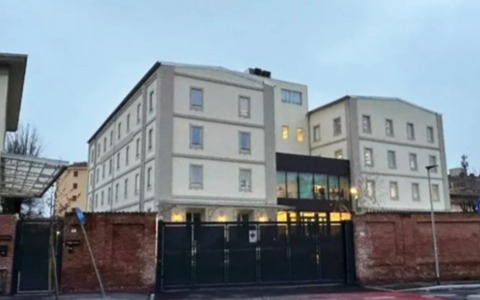 McQueen/Kering: Azione presenta interrogazione parlamentare per difendere i lavoratori di Novara