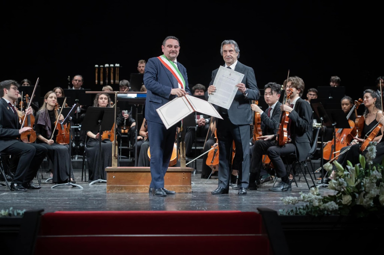 Riccardo Muti diventa cittadino onorario di Novara: grande emozione al Teatro Coccia