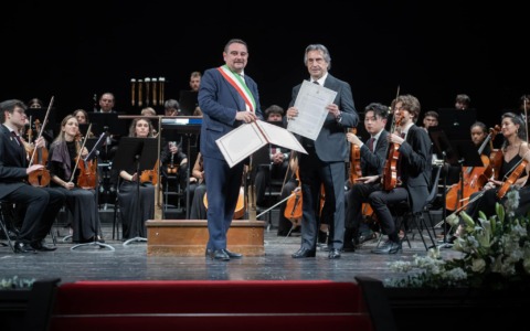 Riccardo Muti diventa cittadino onorario di Novara: grande emozione al Teatro Coccia