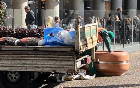 Rinnovo degli arredi urbani a Novara: il Comune risponde alle contestazioni