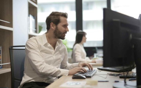 Le aziende B2B compaiono meno nelle ricerche AI: perché e come lavorare per farsi citare?