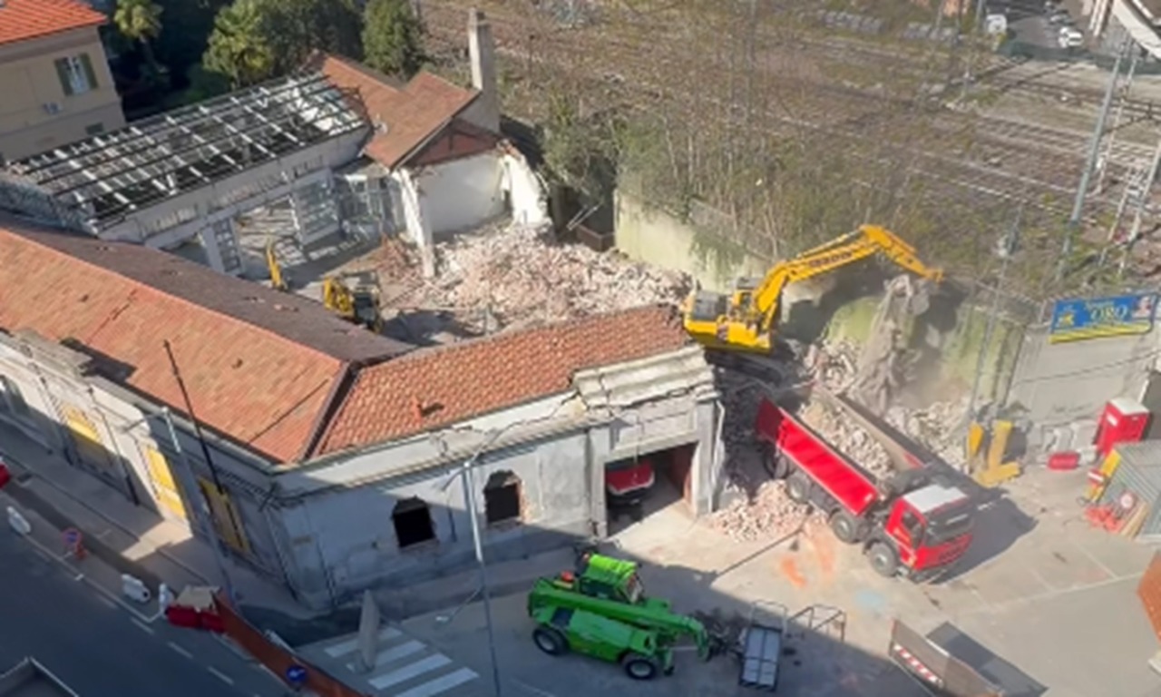 Arona, abbattuta l’ex concessionaria: in arrivo un parcheggio gratuito con 52 posti