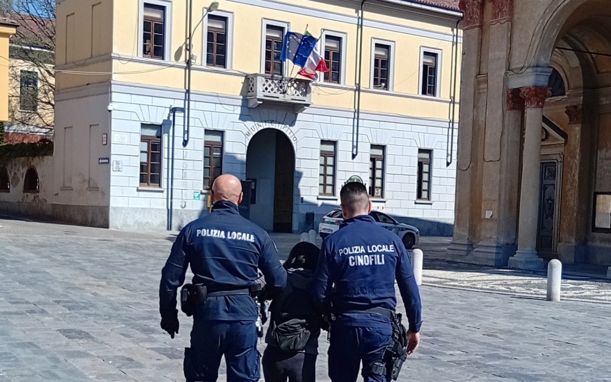 Cerano, donna in stato di alterazione disturba la quiete pubblica: intervento della Polizia Locale