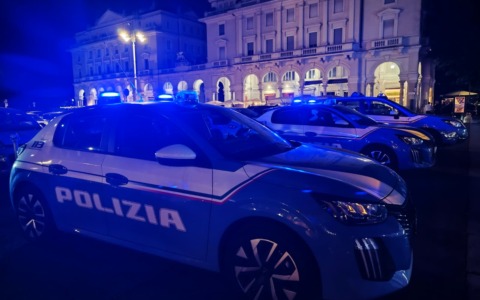 Controlli nella movida novarese: denunciati due giovani con hashish e manganello
