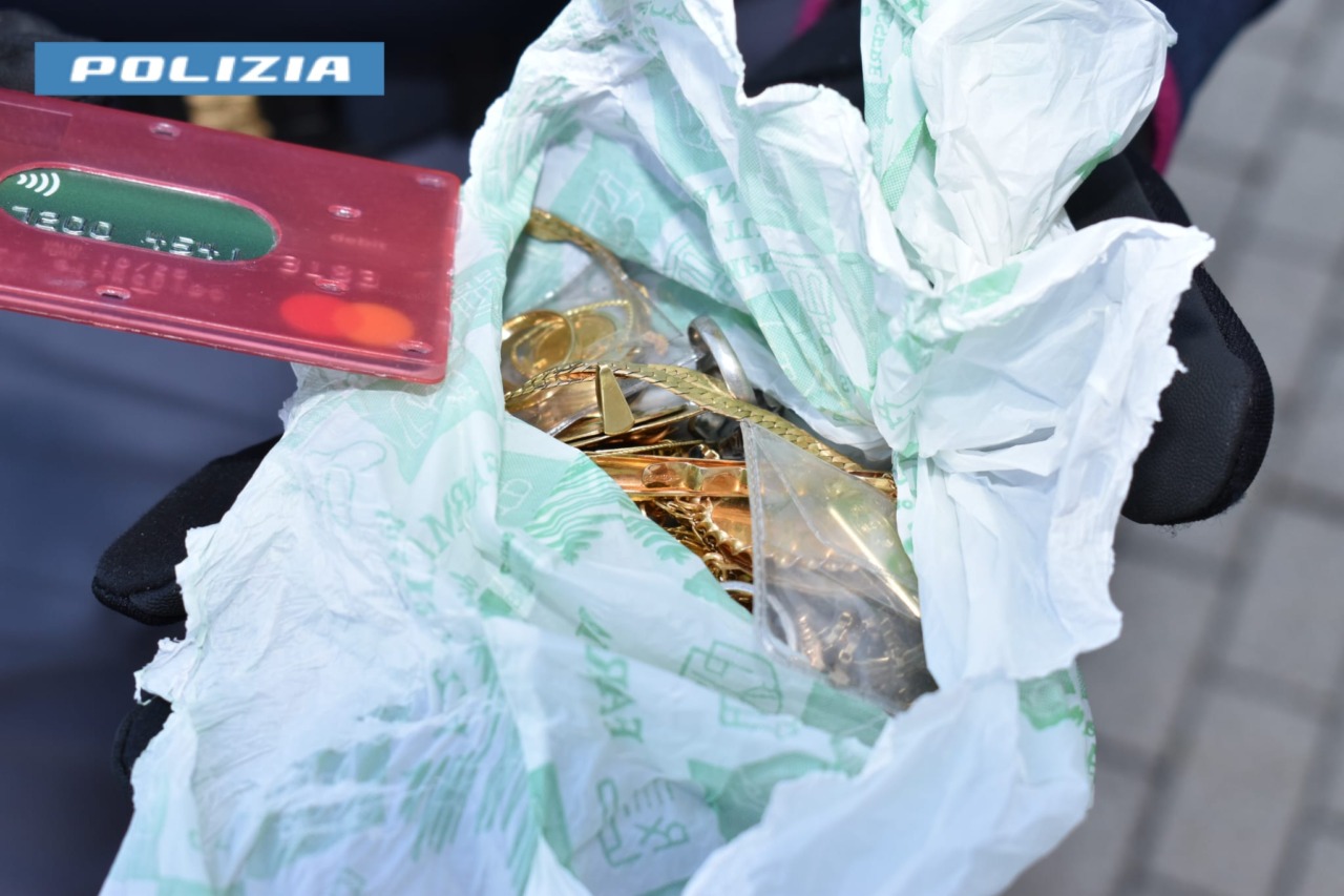 Due giovani si fingono carabinieri e truffano un anziano: arrestati dalla Polizia Stradale