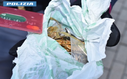 Due giovani si fingono carabinieri e truffano un anziano: arrestati dalla Polizia Stradale