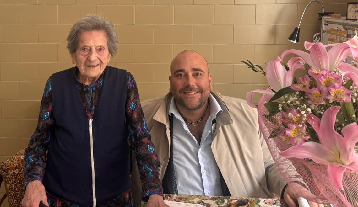 Maria Rosa Martelli De Col compie 100 anni: una vita dedicata a Novara e alla famiglia