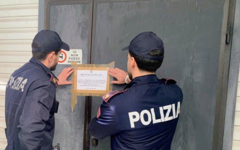 Novara, cinque giovani denunciati e un locale chiuso dopo una rissa in centro