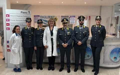 Novara, doni pasquali ai piccoli pazienti grazie alla Guardia di Finanza e alla Croce Rossa