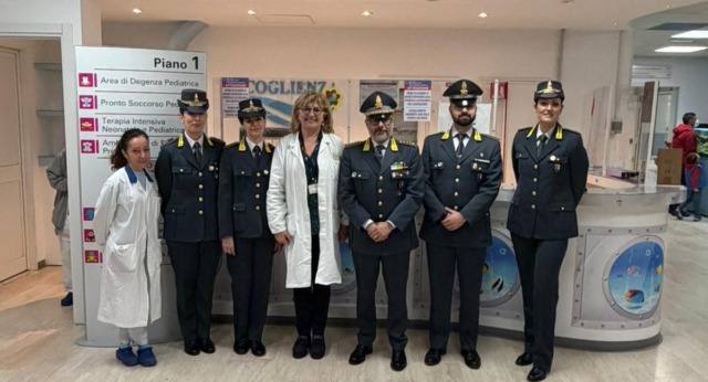 Novara, doni pasquali ai piccoli pazienti grazie alla Guardia di Finanza e alla Croce Rossa
