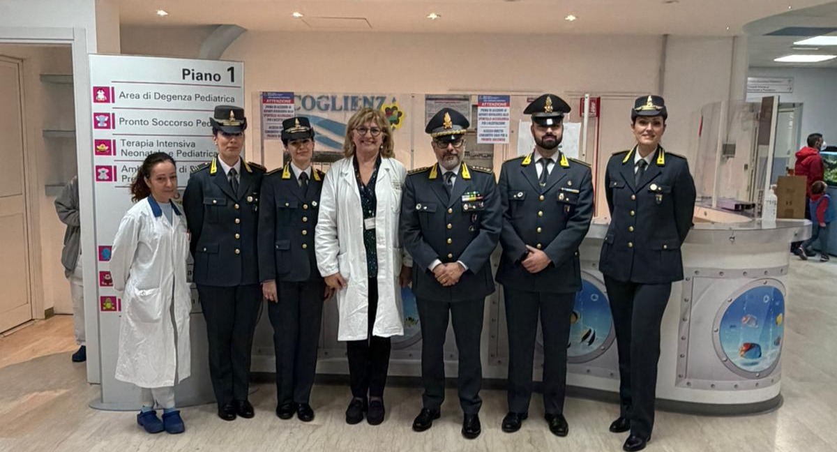 Novara, doni pasquali ai piccoli pazienti grazie alla Guardia di Finanza e alla Croce Rossa