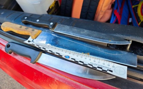 Sequestrati tre coltelli e 39 confezioni di sigarette elettroniche dalla Polizia a Novara