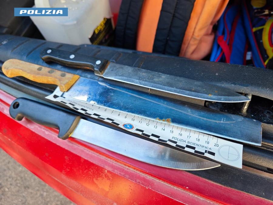 Sequestrati tre coltelli e 39 confezioni di sigarette elettroniche dalla Polizia a Novara