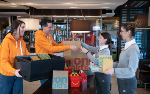 A Borgomanero, McDonald’s e Casa Ronald McDonald donano 50 pasti caldi a settimana