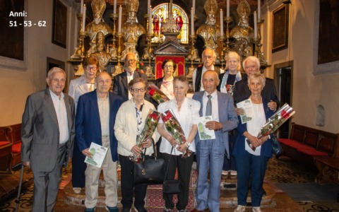 Anniversari indimenticabili: 24 coppie di sposi festeggiano a Paruzzaro
