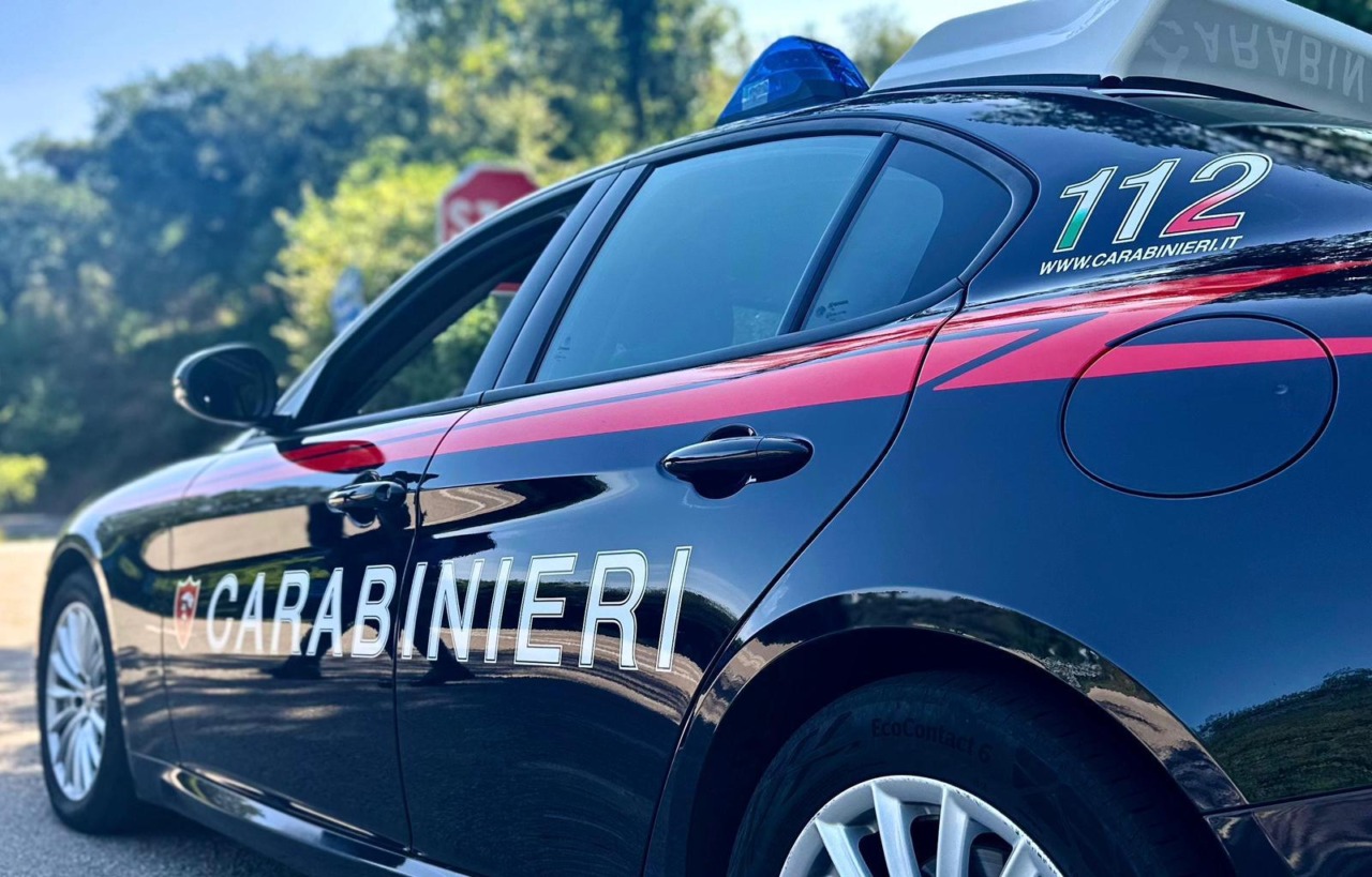 Borgomanero, allontanato un giovane per minacce e violenze contro un bar