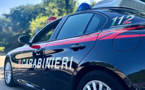 Borgomanero, allontanato un giovane per minacce e violenze contro un bar