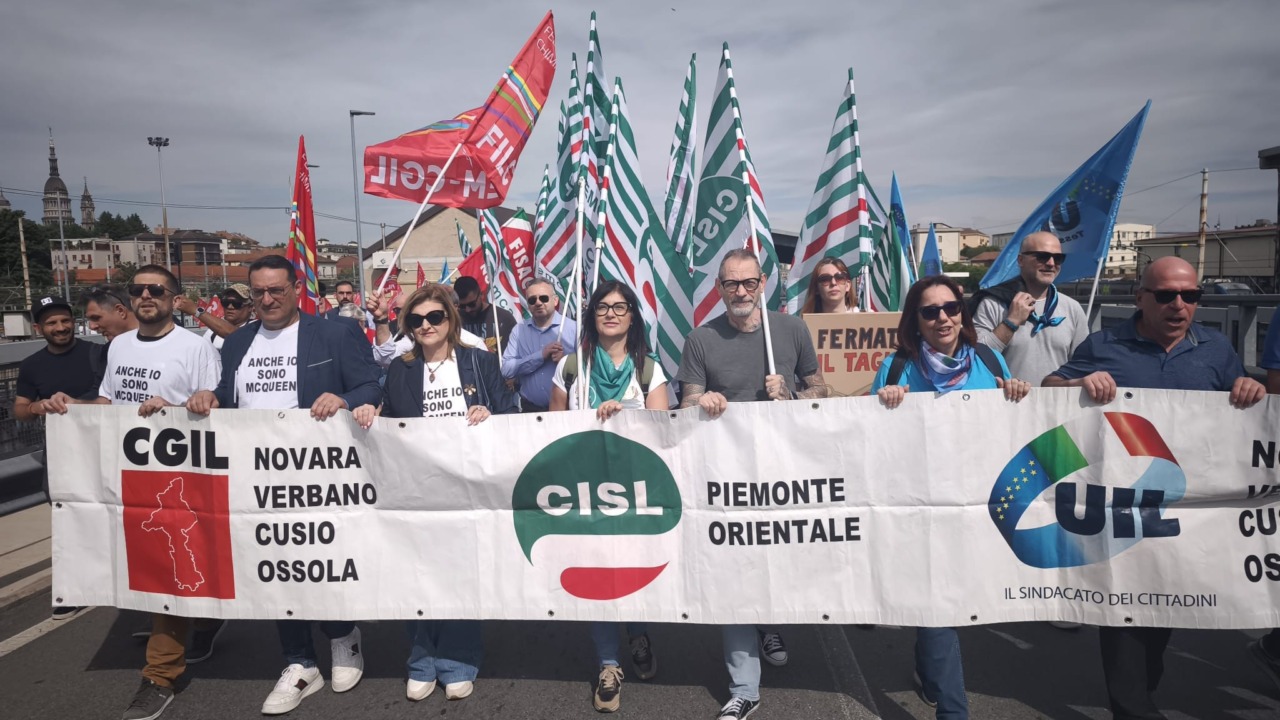 Corteo dei lavoratori McQueen contro i licenziamenti; Cirio: “Siamo al loro fianco”