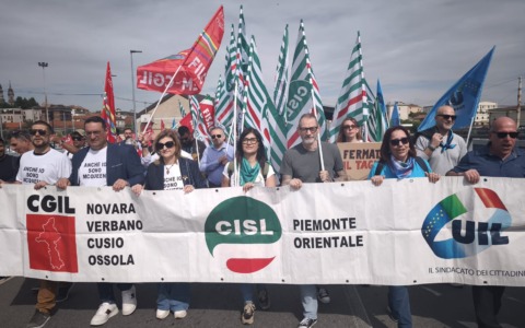 Corteo dei lavoratori McQueen contro i licenziamenti; Cirio: “Siamo al loro fianco”