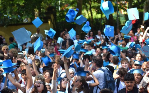 Graduation Day a Novara: centinaia di bambini celebrano la fine della scuola primaria