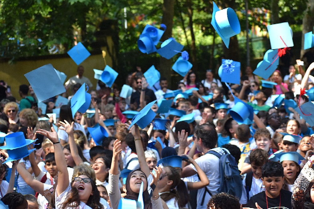 Graduation Day a Novara: centinaia di bambini celebrano la fine della scuola primaria