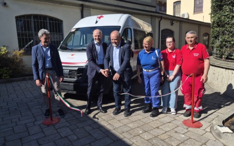 Inaugurato a Novara un pulmino della Croce Rossa per il supporto a anziani e fragili