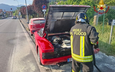 Incendio di un’auto storica a Pettenasco
