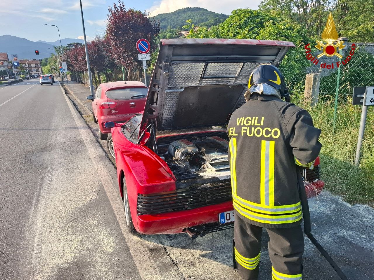 Incendio di un’auto storica a Pettenasco